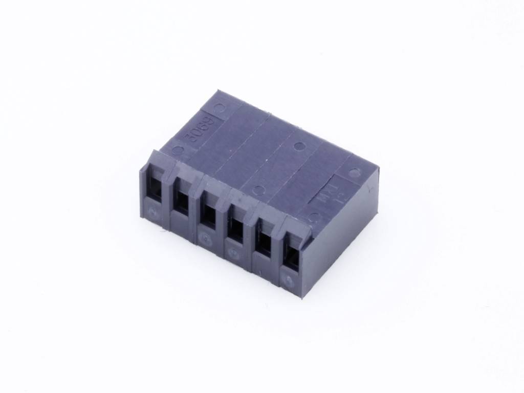 Een grijs kunststof aansluitonderdeel met vijf aansluitplaatsen op een rij, tegen een witte achtergrond. Gebruikt als elektrische verbinding.
