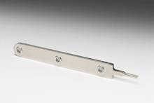 Metalen staaf met drie zichtbare schroeven, afgeplatte punt en tweekleurige achtergrond. Geschikt voor het afstellen of monteren.