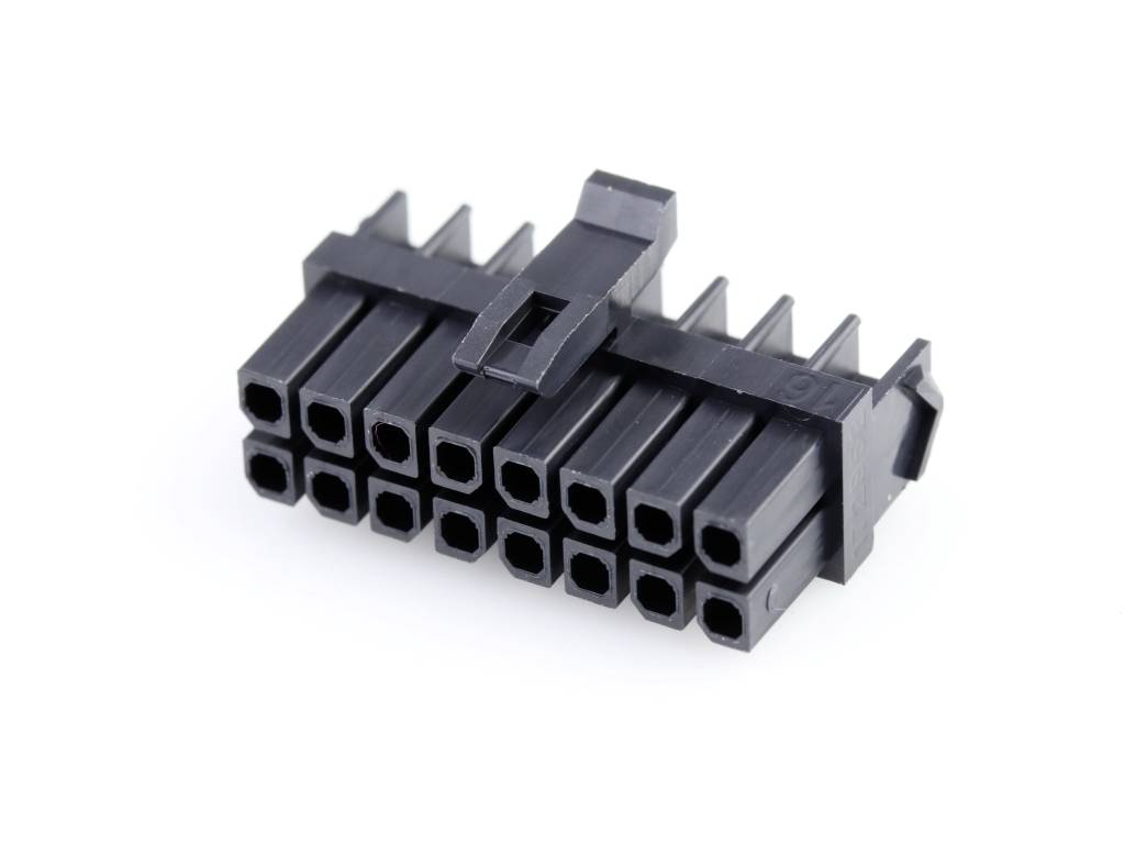 Zwarte 24-pins ATX-stekker voor computerstroom, met kunststof klemmen voor een veilige verbinding.