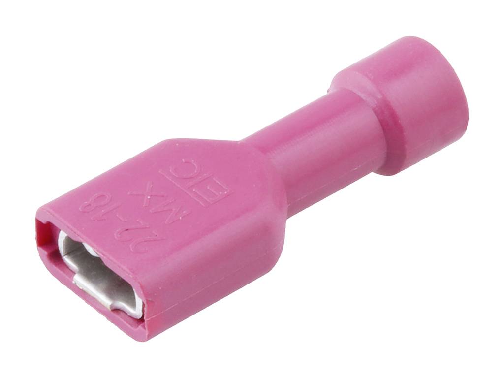Een roze, geïsoleerde platte stekkerhuls, geschikt voor kabelverbindingen, met 22-18 AWG-opdruk.