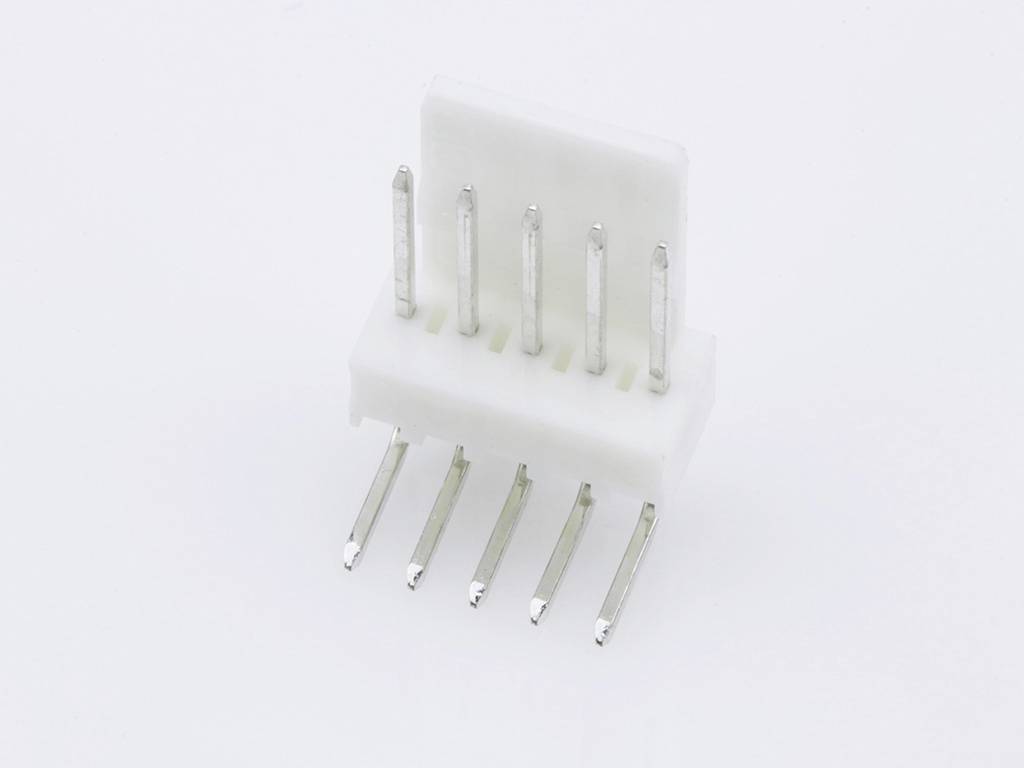 Een witte stekker met zes metalen pinnen, die wordt gebruikt voor het verbinden van elektronische apparaten.