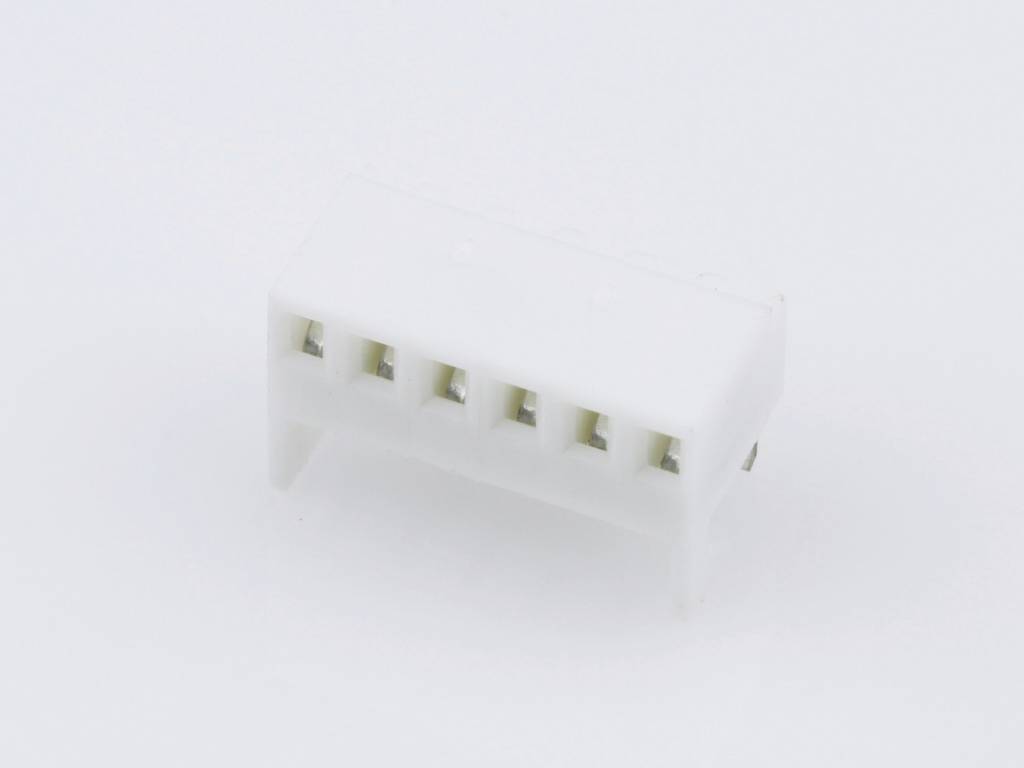 Een witte kunststof connector met zes aansluitingen, geschikt voor elektronische kabelverbindingen, op een witte achtergrond.