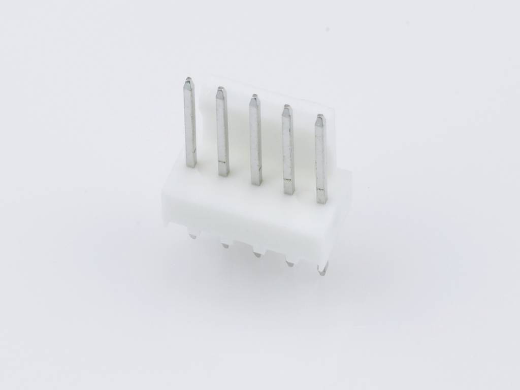 Een witte elektrische stekker met vijf metalen pinnen die verticaal omhoog staan, op een neutrale achtergrond.