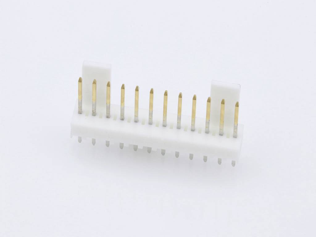 Een witte, rechthoekige stekker met metalen sleuven aan één zijde, geschikt voor elektronische verbindingen.