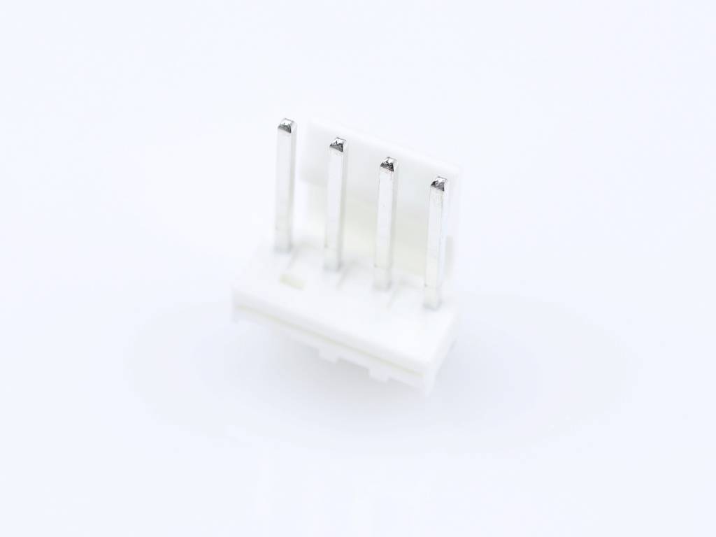 Elektronische connector met vier metalen pinnen, gemonteerd op een wit kunststof behuizing. Gebruikt voor elektrische verbindingen.
