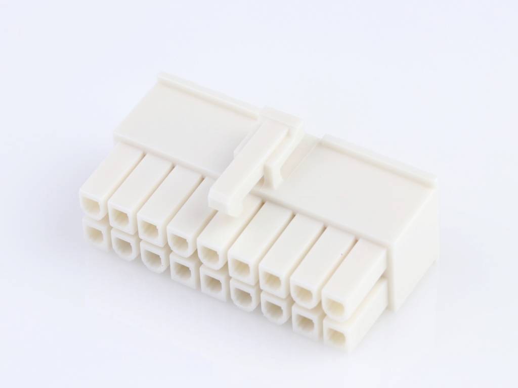 Een witte, 24-pins ATX-stroomaansluiting, gebruikelijk voor moederborden in computers, tegen een neutrale achtergrond.