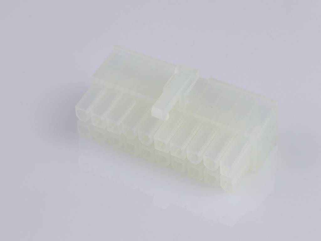 Een witte, transparante 20-pins kunststof stekker, gebruikelijk in computervoedingen, ligt plat op een glad oppervlak.