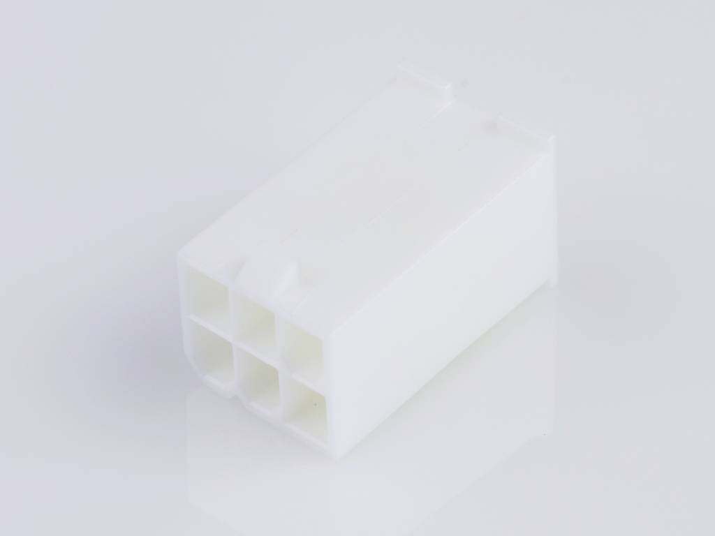 Een witte kunststof stekker met acht rechthoekige openingen, geschikt voor elektrische verbindingen, op een glad oppervlak.