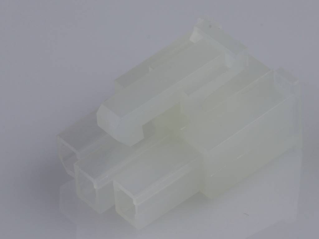 Een witte, transparante kunststof stekker met vier pinnen. Geschikt voor het aansluiten van elektronische apparaten.