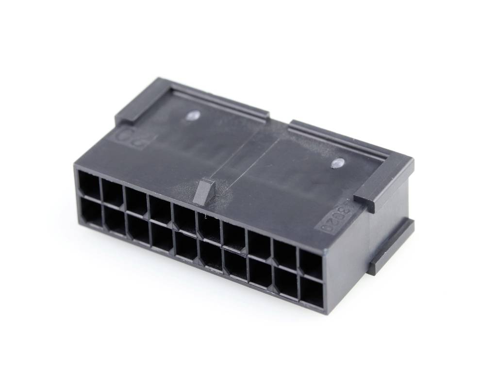 Een zwarte 24-pins ATX-connector voor computervoedingen, met een rechthoekige vorm en meerdere aansluitopeningen in twee rijen.