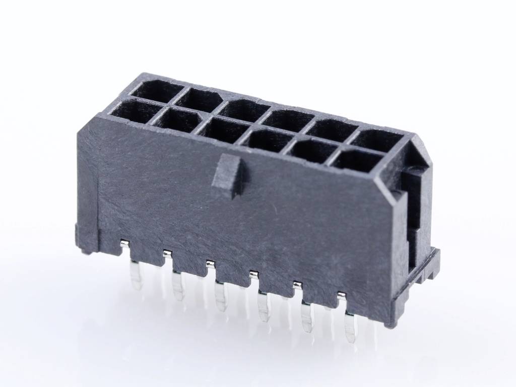 Zwarte kunststof stekker met meerdere pinnen, gebruikt voor elektronische verbinding.