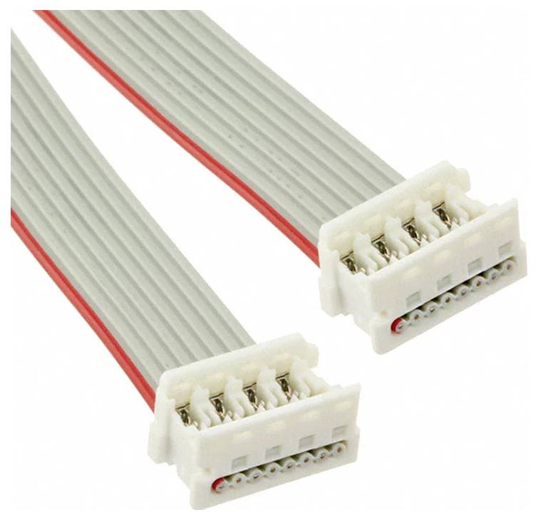 Twee grijze lintkaels met witte connectoren, elk met vijf pinnen, liggen parallel op een witte achtergrond.