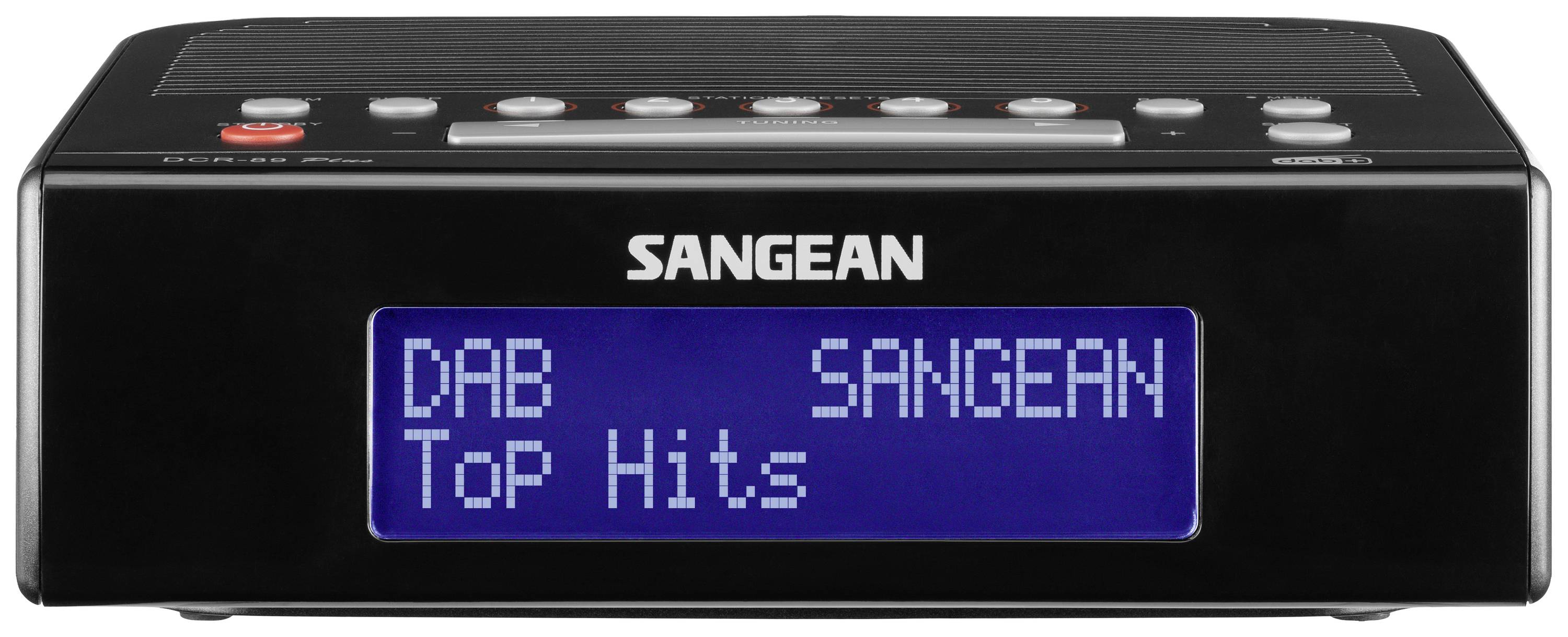 Een zwarte radio met LED-display toont 'DAB SANGEAN Top Hits'. Bovenaan bevinden zich verschillende knoppen voor bediening.