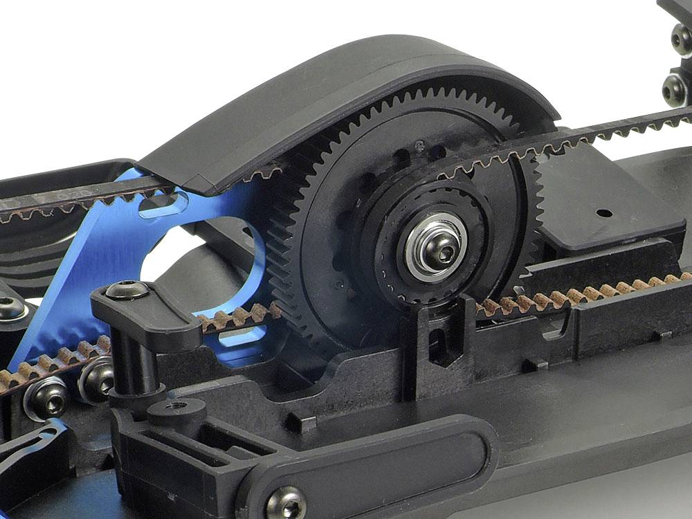 Close-up van een tandwielenmechanisme met riemen en tandwielen in een machine die de aandrijving ondersteunt.