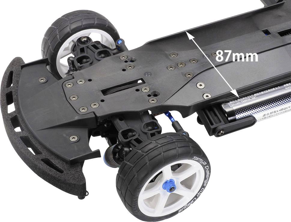 Afstandbestuurde auto-chassis close-up, toont de voorste wielen met een afstand van 87 mm tussen de voorste assen.