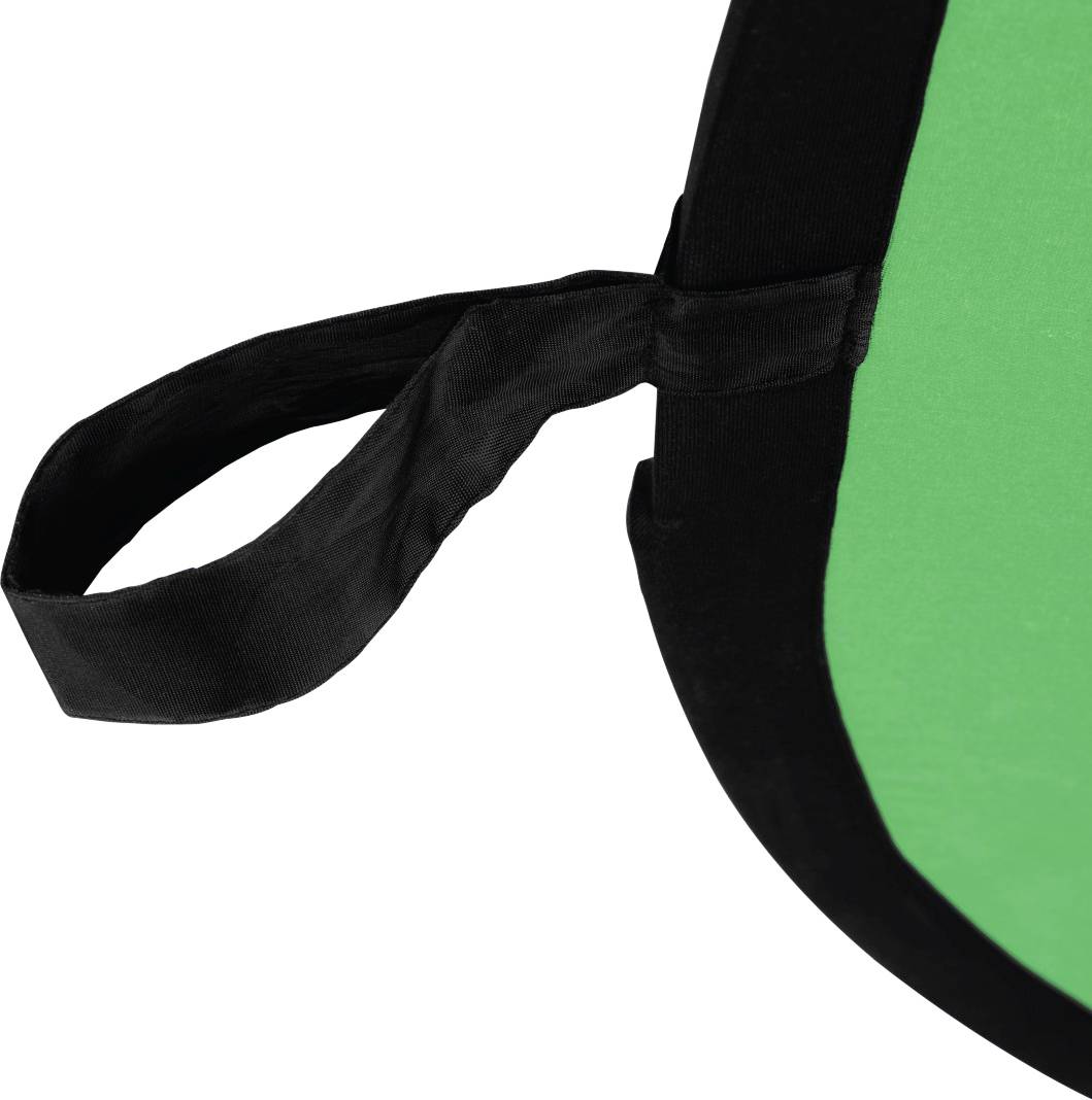 Zwarte draagriem aan een groen-zwarte tas tegen een witte achtergrond.