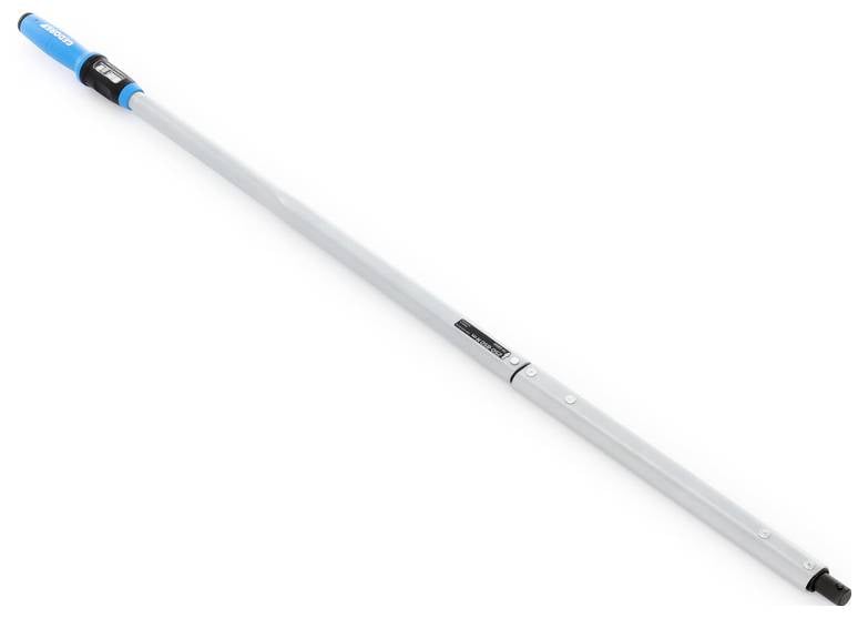 Een lange, uitschuifbare grijze metalen paal met een blauw en zwart handvat, ontworpen voor het bereiken of schoonmaken van hoge plaatsen.