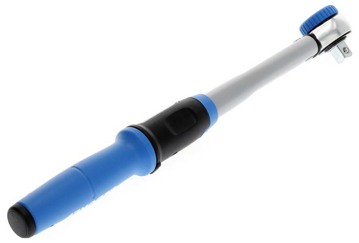 Een blauwe en zilveren momentsleutel met een zwarte handgreep, ontworpen voor nauwkeurig aandraaien van bouten en moeren.