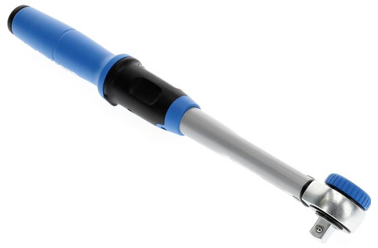 Een blauwe en zwarte momentsleutel met een ratelkop en ergonomische handgreep, ontworpen voor precisie aandraiwerkzaamheden.