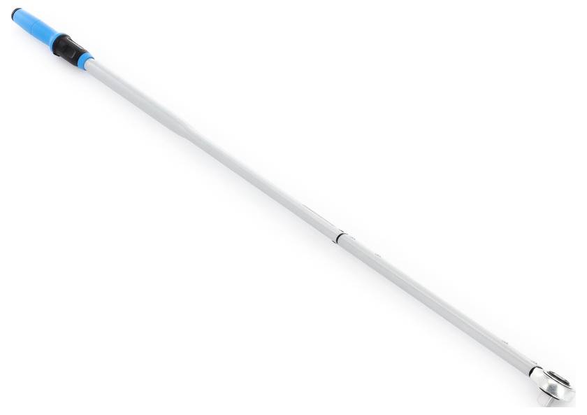 Een telescopische stok met een blauwe handgreep, uitgeschoven met een metalen punt, die wordt gebruikt voor het bevestigen van schoonmaakgereedschappen of toebehoren.