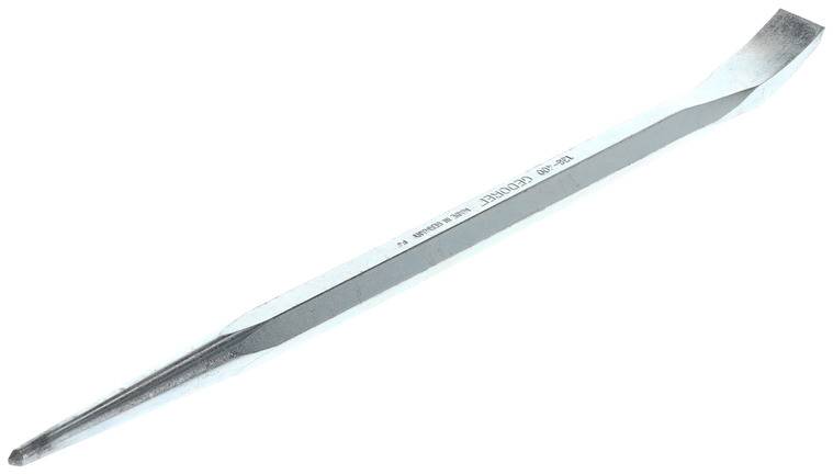 Een zilveren koevoet ligt diagonaal op een witte achtergrond.