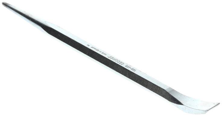 Metalen koevoet met een taps toelopende en platte kant, gebruikt voor het optillen of openen van voorwerpen.