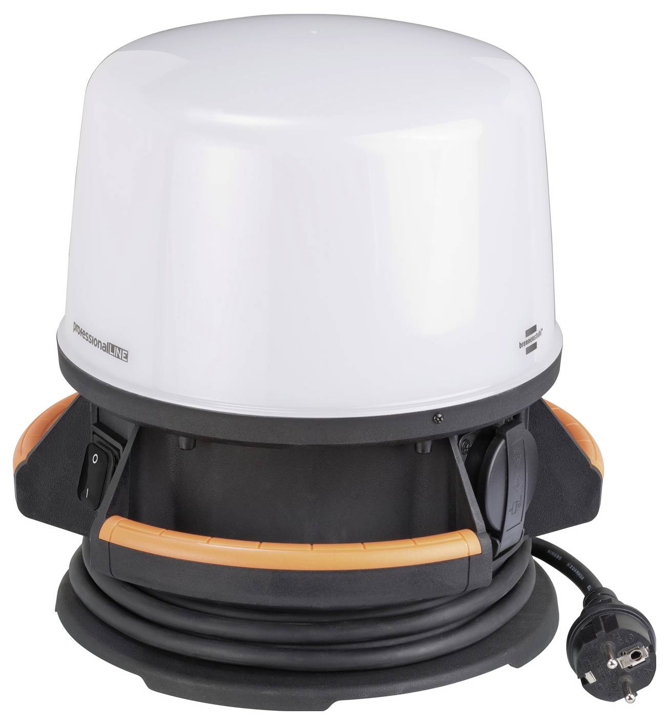 Een witte koepelvormige maritieme antenne met een zwarte basis, oranje accenten, opgerolde kabel en een aangesloten stroomsteker op een witte achtergrond.