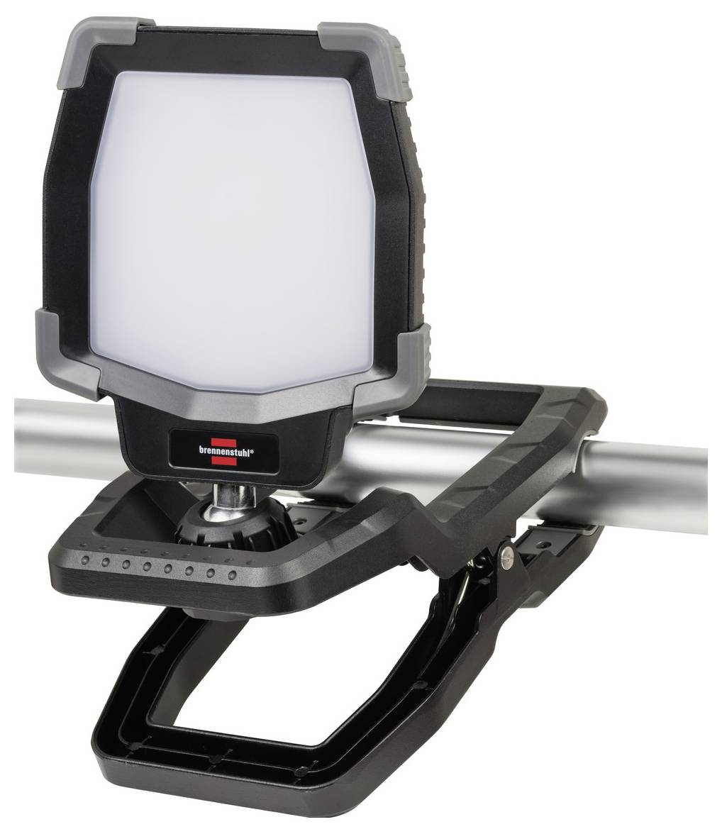 Draagbare LED-werklamp geklemd aan een metalen rail, met verstelbaar zwart en grijs frame en helder vierkant diffuser.
