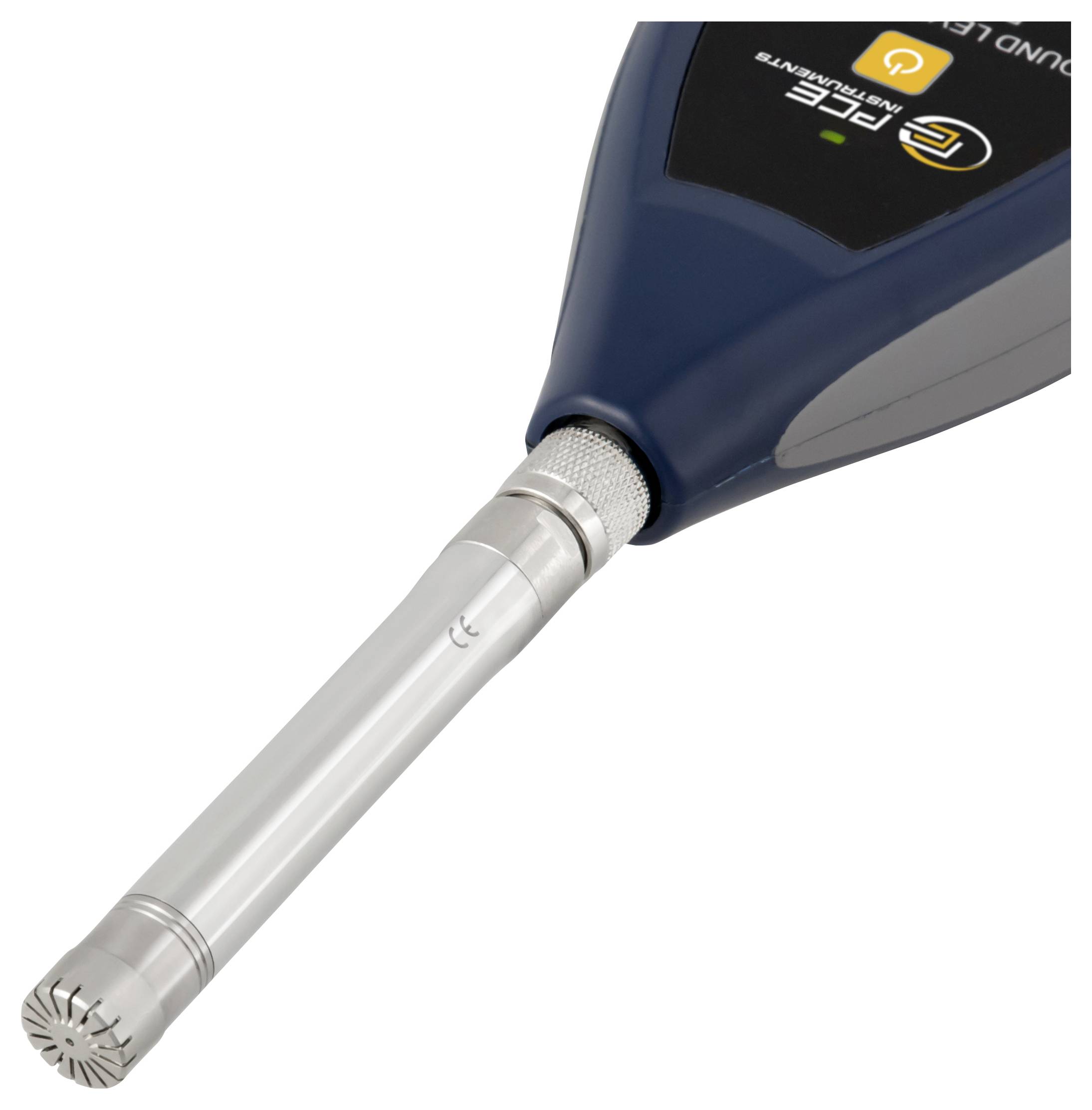 Close-up van een handheld elektronisch apparaat met een lange metalen sonde of stok die uit een blauw lichaam op een witte achtergrond uitsteekt.