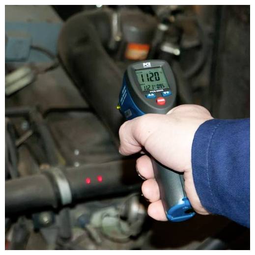 Draagbare infraroodthermometer gericht op motoronderdelen, met een temperatuuraflezing van 112,7°F.