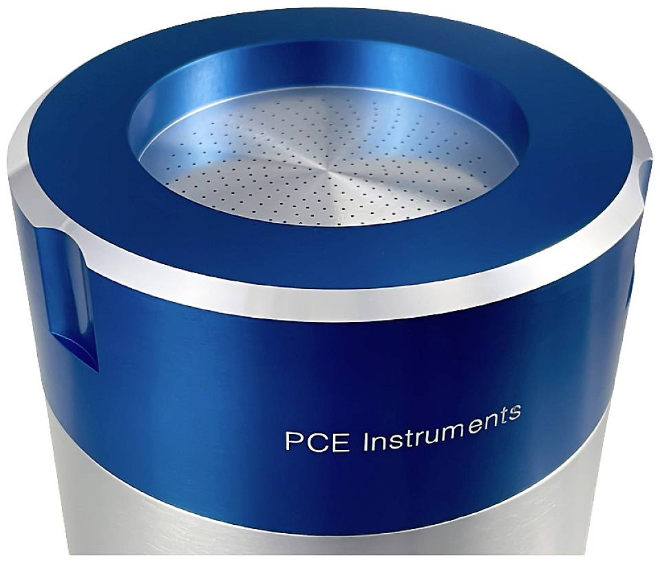 Blauw-zilveren apparaat met de opdruk 'PCE Instruments', vermoedelijk een meetinstrument, met een geperforeerd bovendeel.