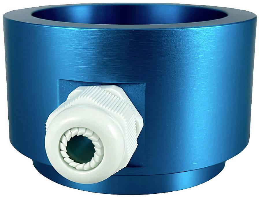 Blauwe cilindrische mechanische adapter met een witte kunststof schroefverbinding aan de zijkant, tegen een witte achtergrond.