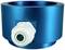 Blauwe cilindrische mechanische adapter met een witte kunststof schroefverbinding aan de zijkant, tegen een witte achtergrond.