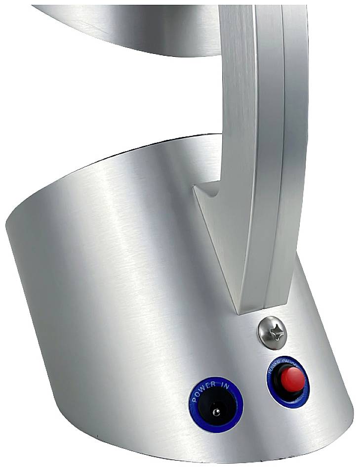 Een zilveren, cilindrische metalen basis met een rode knop en een blauwe stroomaansluiting; onderdeel van een technisch apparaat.