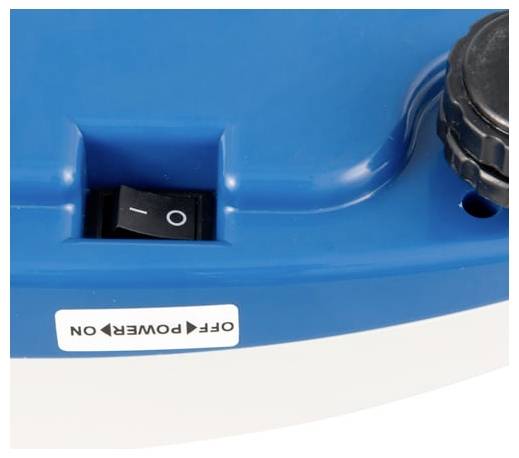 Close-up van een blauw apparaat met een aan-/uitschakelaar, met het label 'UIT' zichtbaar naast een schijf of knop.
