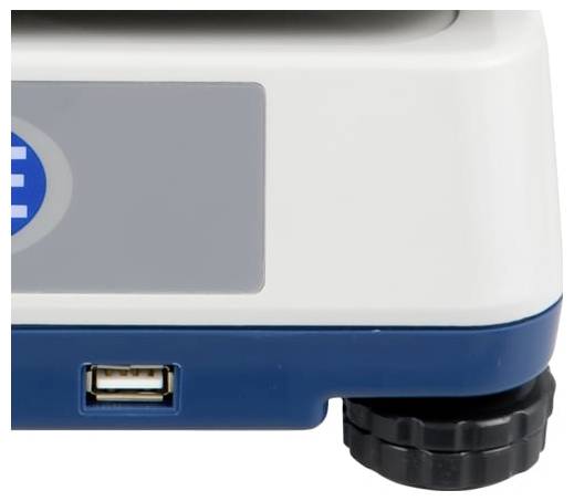 Close-up van een wit en blauw draagbaar apparaat met een USB-poort en een zwart hoekwiel of voetje.