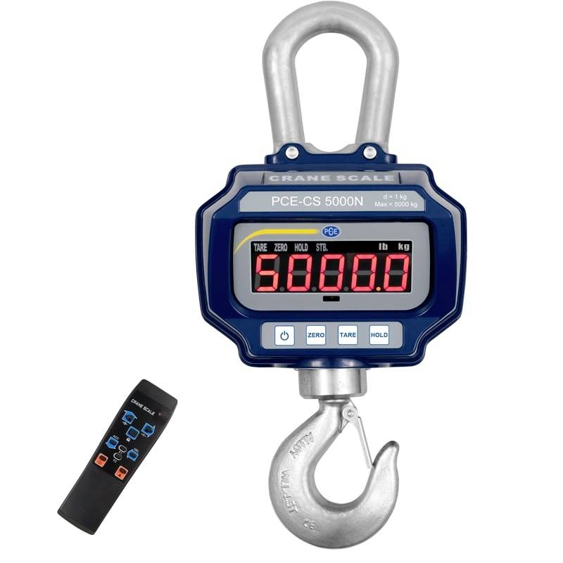 Digitale kraanweegschaal met label 'PCE-CS 5000N' toont 5000.0 op rood LED-display, met bovenste lus, hanghaak en afstandsbediening ernaast.