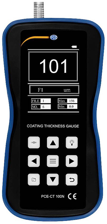 De afbeelding toont een handmatig laagdiktemetingsapparaat met een digitale weergave van de dikte in micrometers, bedieningstoetsen, en een blauwe rand.