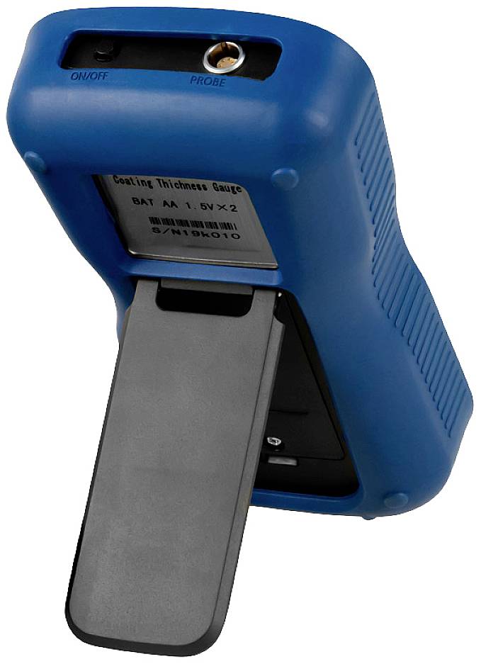 Een blauw apparaat voor het meten van laagdiktes met een ingeschakeld scherm en een geopende batterijklepje.