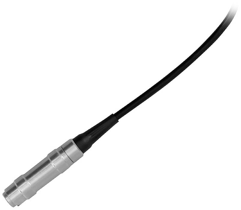 Een zilverkleurige stekker met een zwart kabel, geschikt voor audio- of technische aansluitingen.
