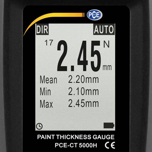 Meetinstrument voor het bepalen van de laklaagdikte, display toont 2,45 mm. Waarden: gemiddelde 2,10 mm, maximale waarde 2,45 mm.