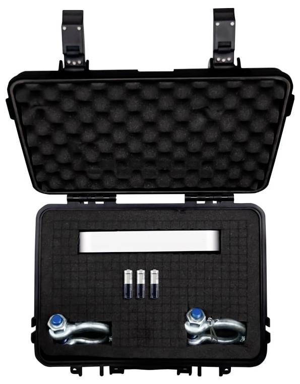 Open zwart hardcase met schuimstofvoering met daarin een zilveren staaf, drie kleine cilindrische onderdelen en twee metalen klemachtige delen.