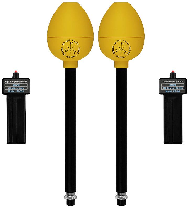 Twee gele antennes met zwarte staven naast elkaar, geflankeerd door twee rechthoekige, zwarte hoogfrequente sondes.