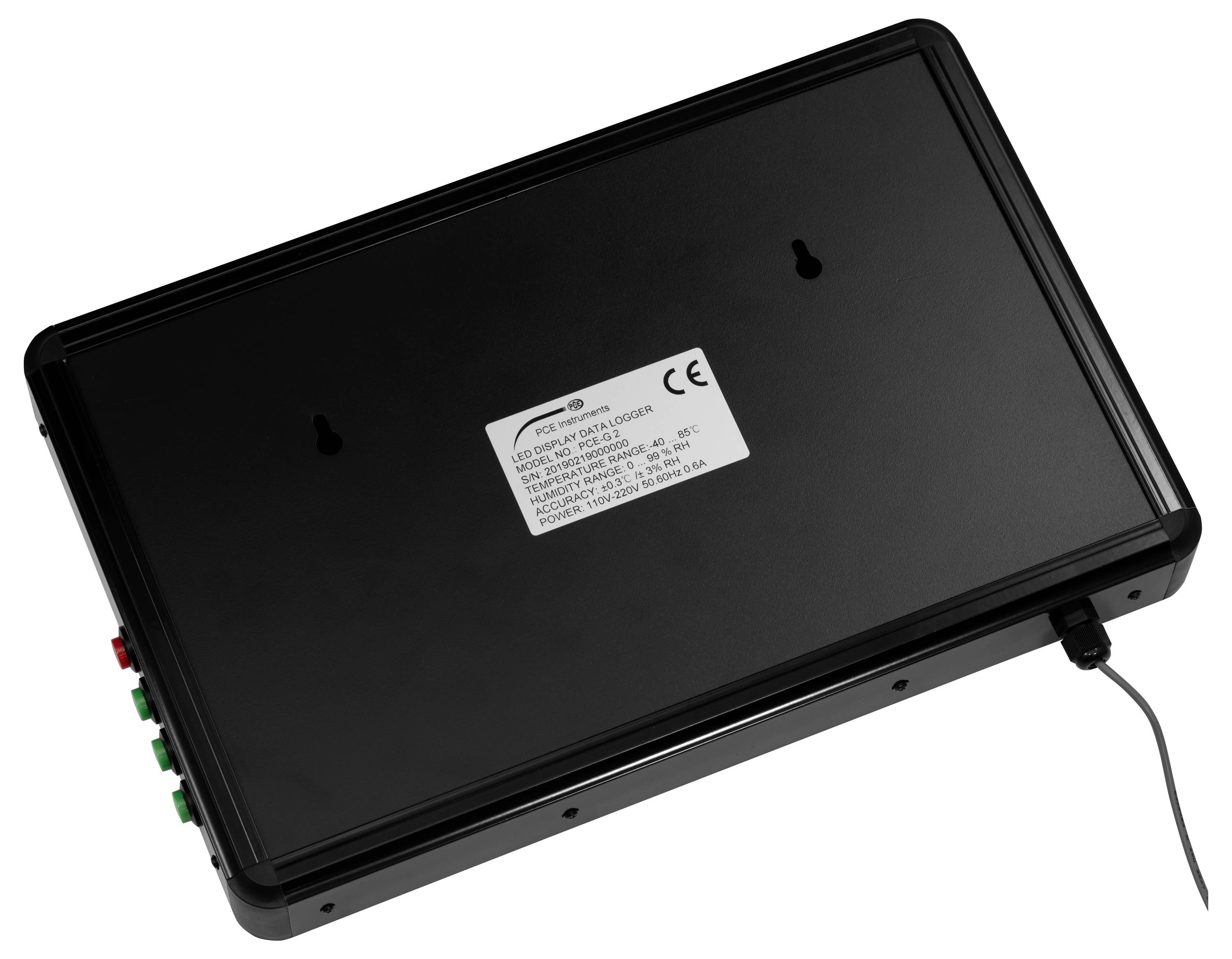 Zwart rechthoekig elektronisch apparaat met een label op de bovenkant, connector poorten aan de zijkant en een stroomkabel aangesloten.