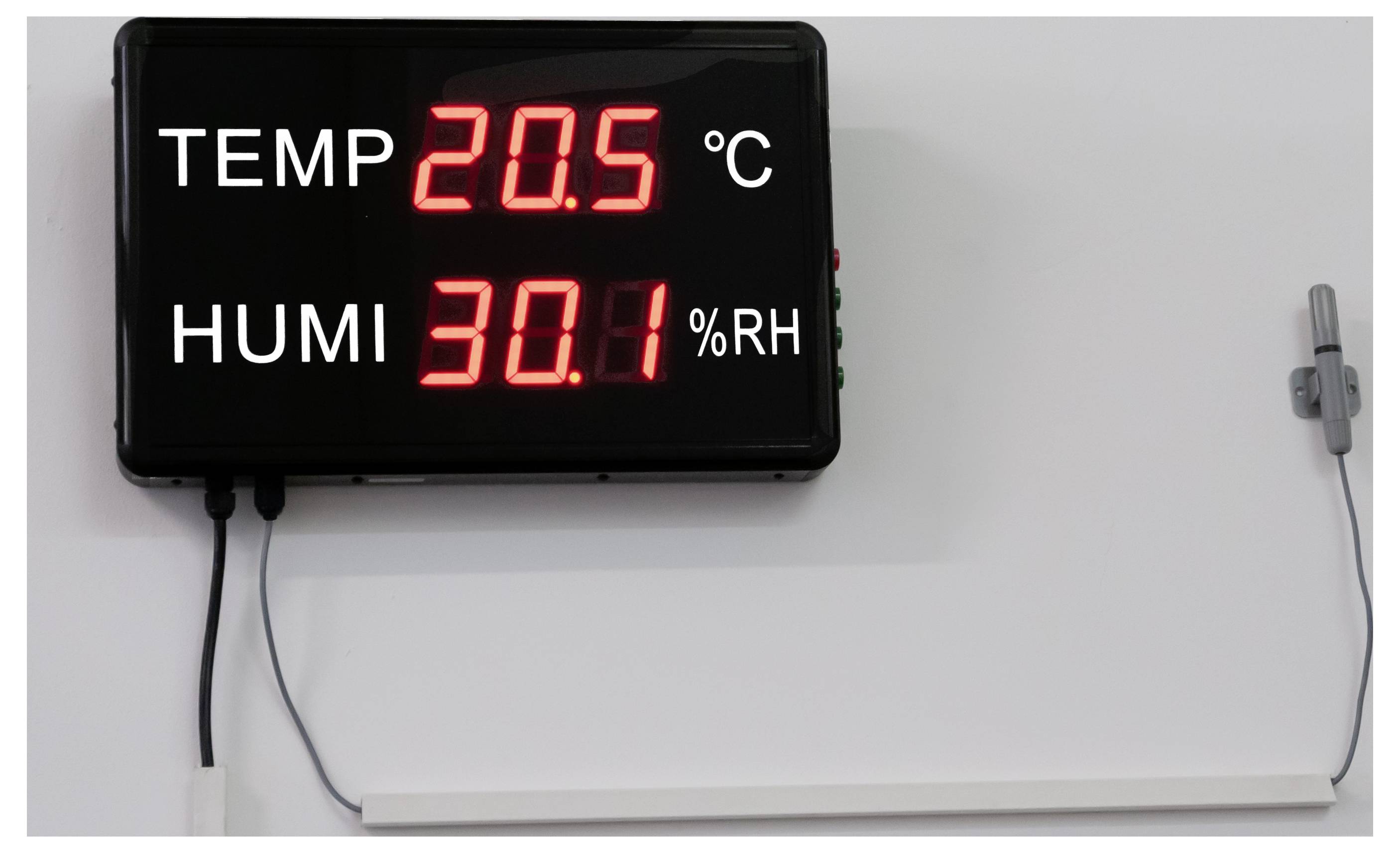 Digitaal wandscherm met temperatuur 20,5°C en luchtvochtigheid 30,1% RV