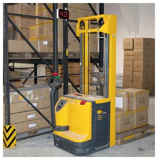 Gele magazijnreachtruck die gestapelde kartonnen dozen op pallets in een opslaggebied tilt, met een digitaal display dat 40 toont.