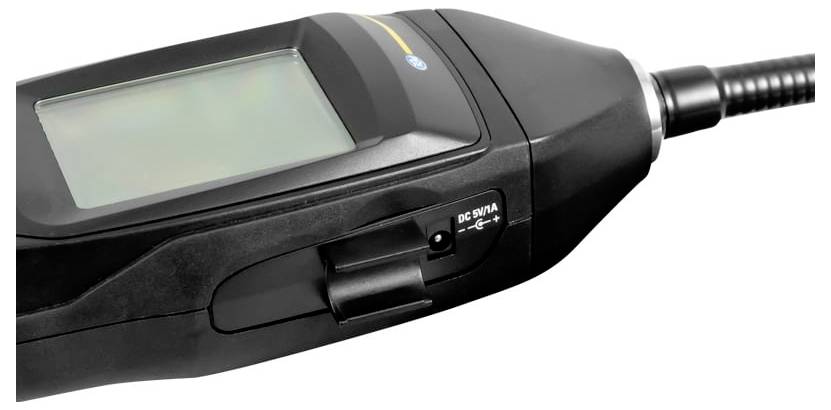 Close-up van een zwart handheld elektronisch apparaat met een scherm, bedieningsschakelaar en flexibele kabel bevestigd aan de rechterkant.