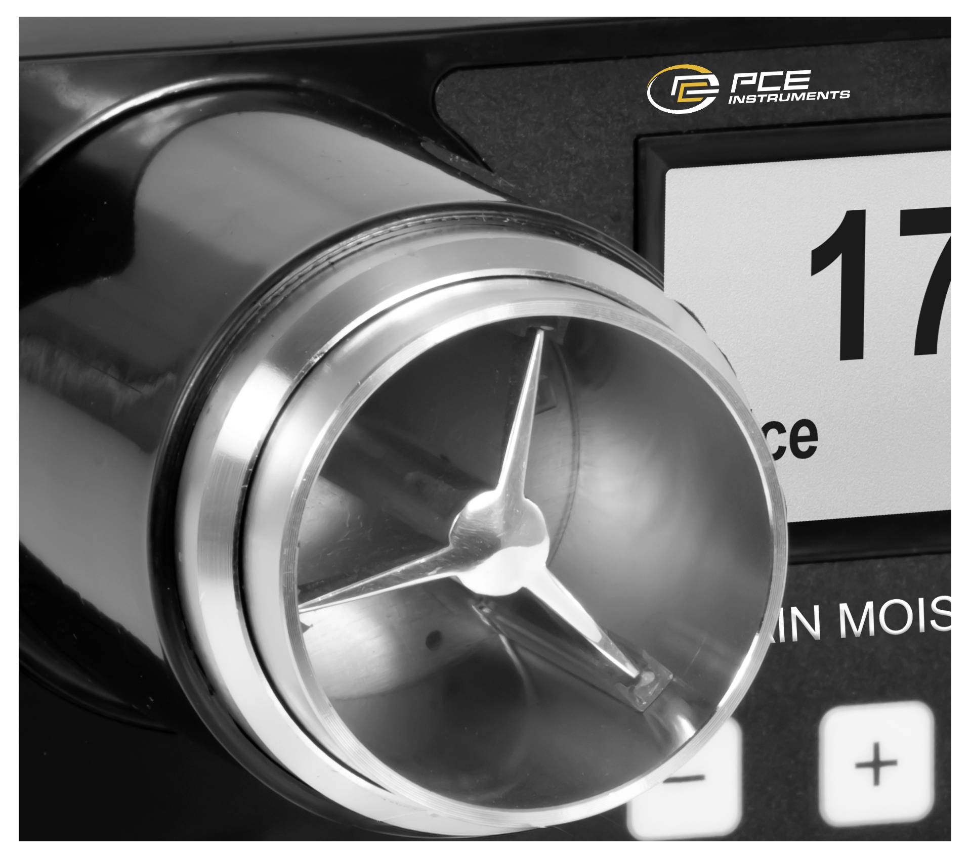 Nahaufnahme van een PCE Instruments lucht-/vochtigheidsmeter met een metalen cilindrische mondstuk, digitaal display en plus-/minus knoppen.