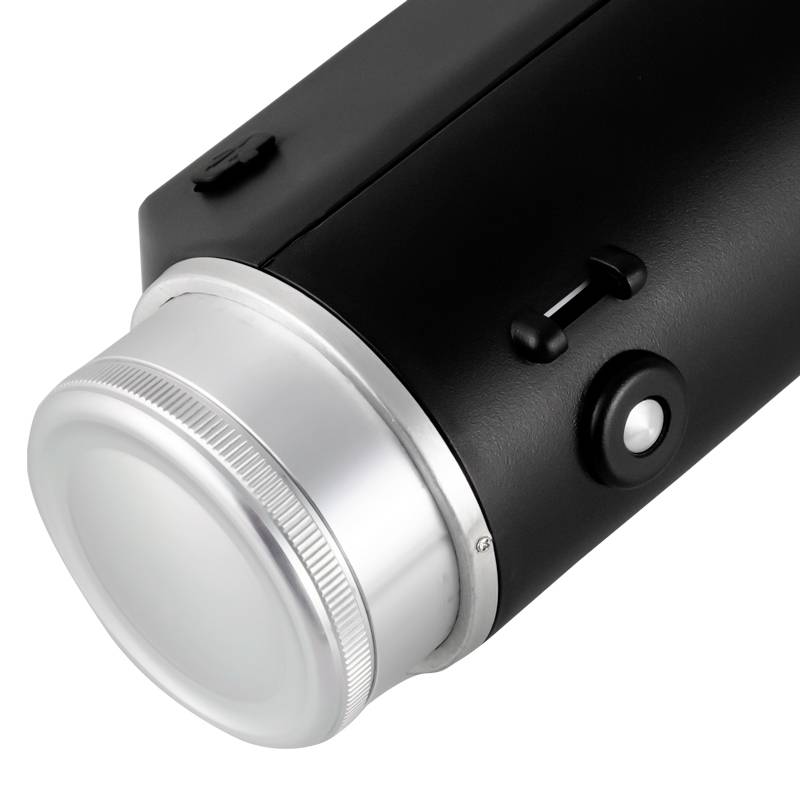 Zwart en zilver microscoop met verstelbare draaiknop, gefotografeerd van bovenaf.