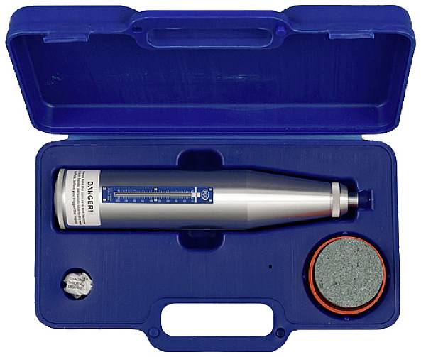Een zilveren Schmidt-hamer gereedschap in een blauwe behuizing, gebruikt voor het meten van de oppervlaktehardheid van beton of gesteente.